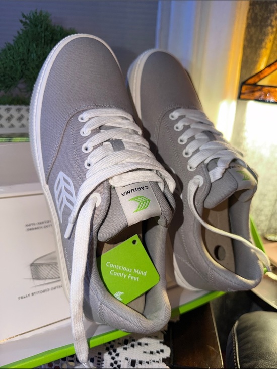 Cariuma Gray Canvas Low-Top Sneakers with White Laces and Green Accents main image 4